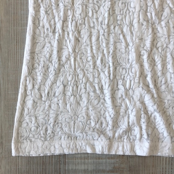 Victoria’s Secret sheer pattern v-neck - Picture 2 of 3